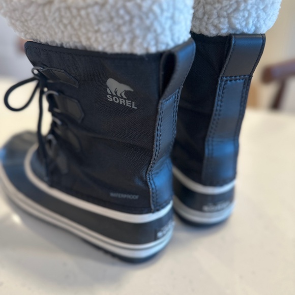 Sorel Winter Carnival Women’s Waterproof Boot Size 7.5 SOLD OUT ONLINE - Picture 4 of 6